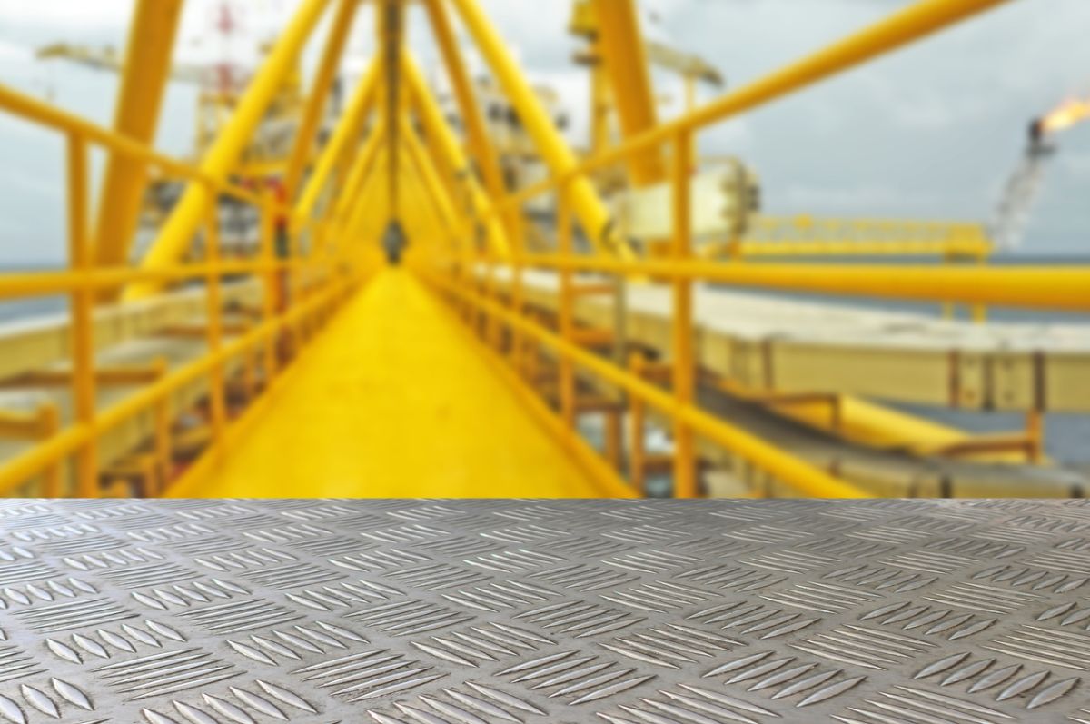 What are the applications of checkered steel plates?